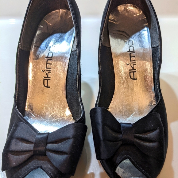 Black French Silk Bow Pump with Peek-a-Boo open toe- Size 6.5M - Picture 3 of 6